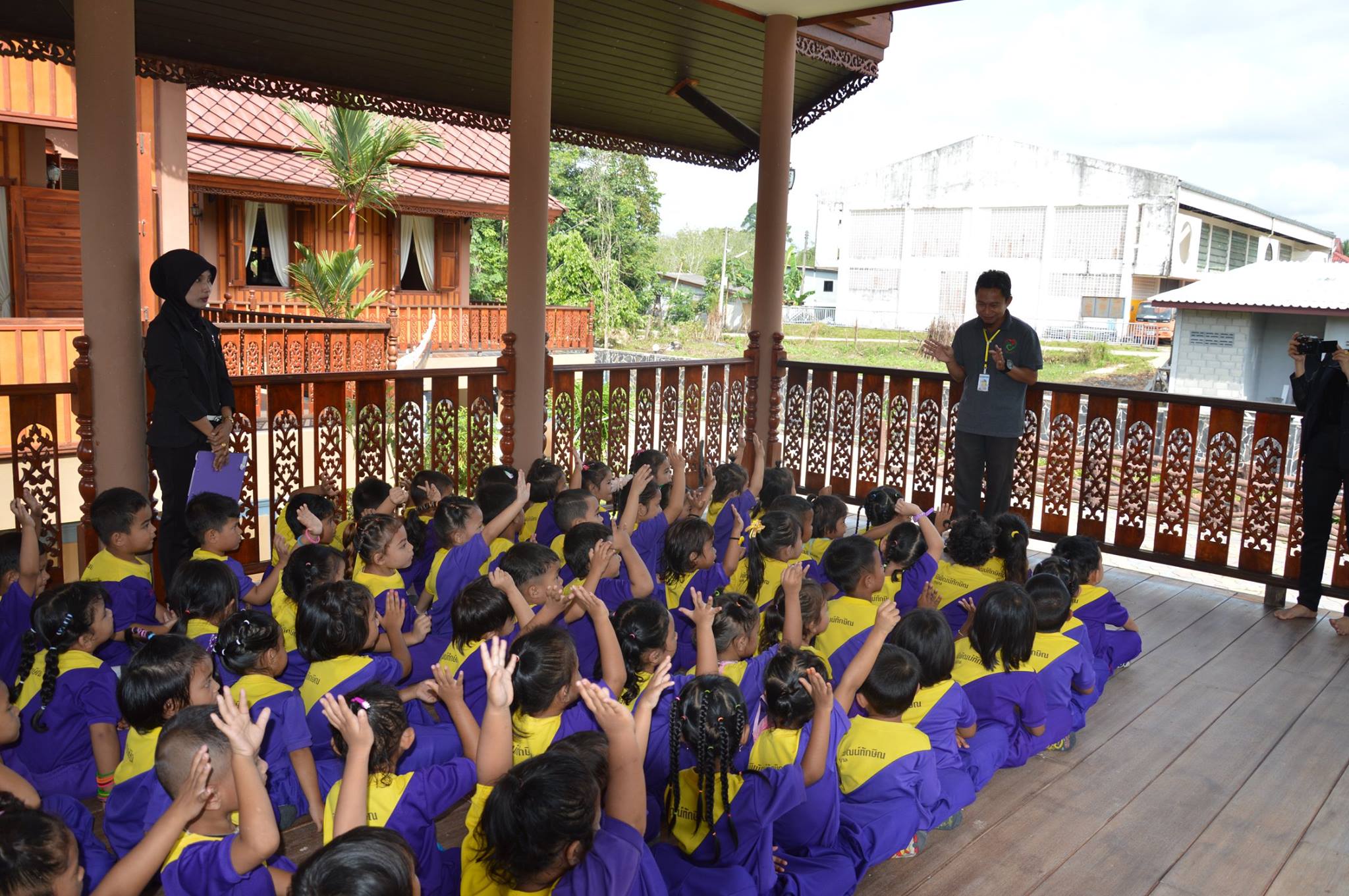 วันที่ 9 กุมภาพันธ์ 2560 นักเรียนโรงเรียนพิพัฒน์ทักษิณ พร้อมคณะครูและครูพี่เลี้ยง จำนวน 150 คน เข้าศึกษา แหล่งเรียนรู้ “ย้อนรอยประวัติศาสตร์เมืองยี่งอ”