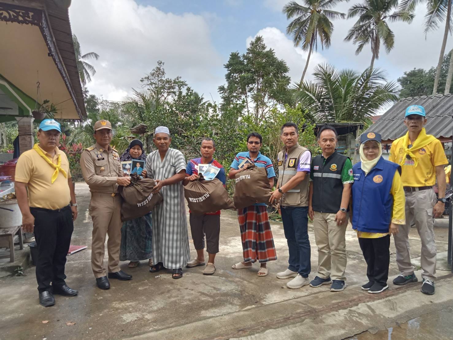 นายกเทศมนตรีตำบลยี่งอ รองนายกเทศมนตรีฯ พร้อมด้วยนายอำเภอยี่งอ หัวหน้าส่วนราชการ ร่วมมอบถุงยังชีพพระราชทาน แก่พี่น้องประชาชนผู้ประสบภัยน้ำท่วม ในเขตพื้นที่เทศบาลตำบลยี่งอ