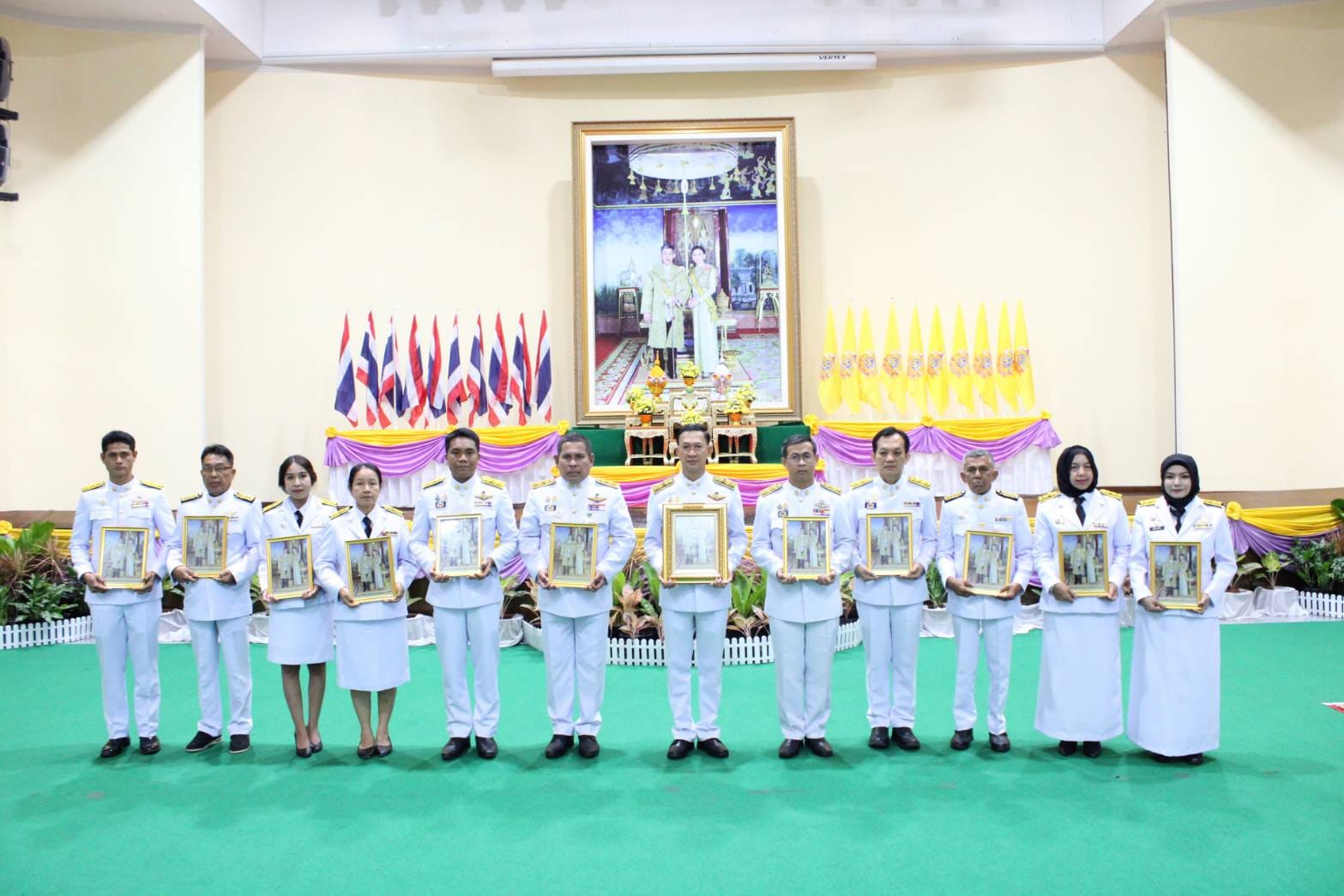 นายอับดุลเลาะ เจ๊ะเลาะ นายกเทศมนตรีตำบลยี่งอ มอบหมายให้ นางรัชรินทร์ มีรานซาเฮด ผู้อำนวยการกองคลัง ร่วมพิธีรับพระราชทานพระบรมฉายาลักษณ์