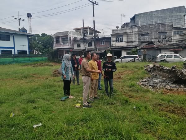 นายอับดุลเลาะ เจ๊ะเลาะ นายกเทศมนตรีตำบลยี่งอ รองนายกฯ สมาชิกสภาเทศบาลฯ และพนักงานกองช่าง ลงพื้นที่บริเวณข้าง สภ ยี่งอ(หลังเก่า)