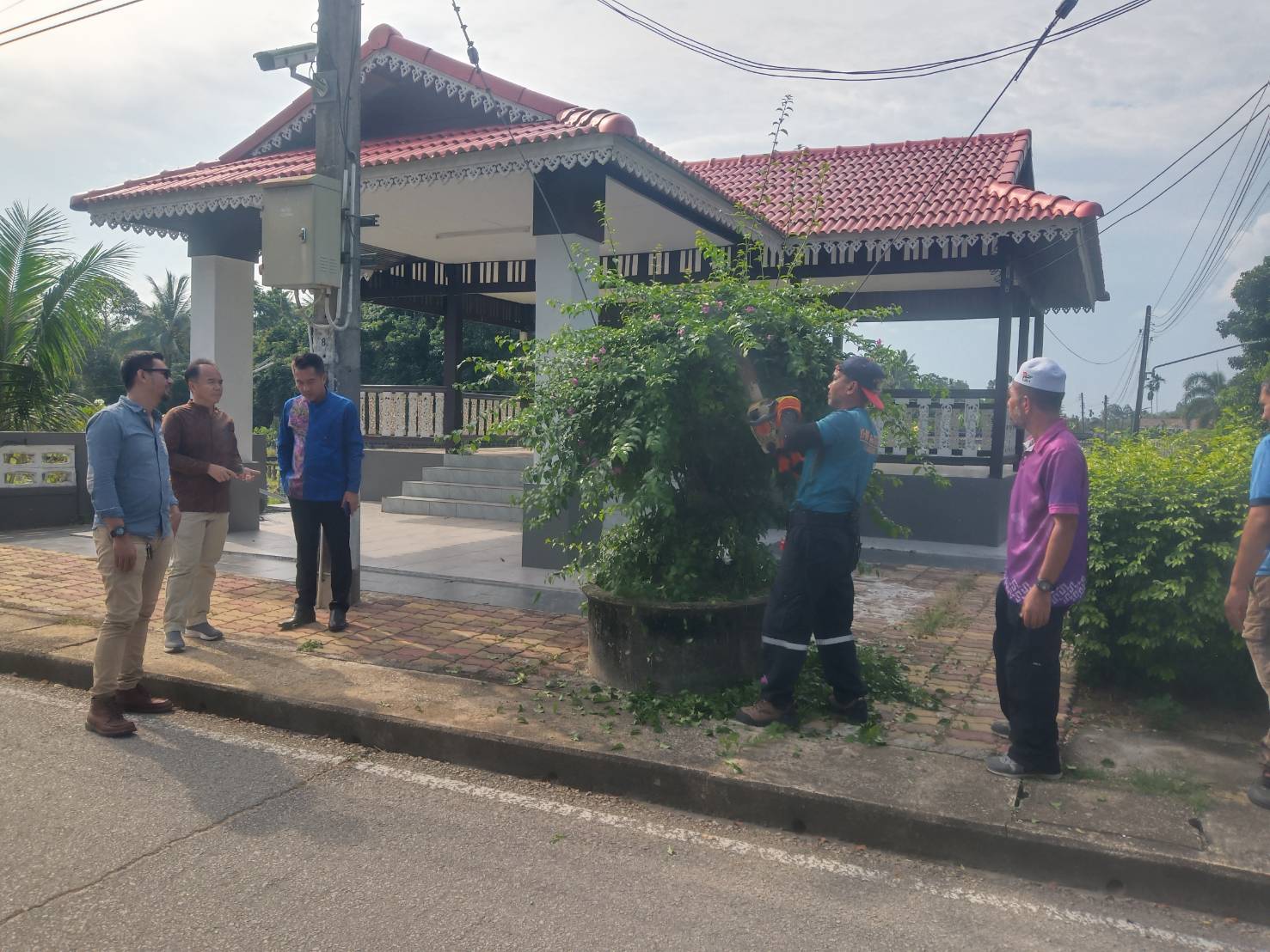 นายอับดุลเลาะ เจ๊ะเลาะ นายกเทศมนตรีตำบลยี่งอ คณะผู้บริหาร สมาชิกสภาฯ และพนักงานกองช่าง ป้องกันฯ ร่วมกันพัฒนา ทำความสะอาด จัดระเบียบต่าง ๆ รอบ ๆ บริเวณ กูโบร์ลางายี่งอ