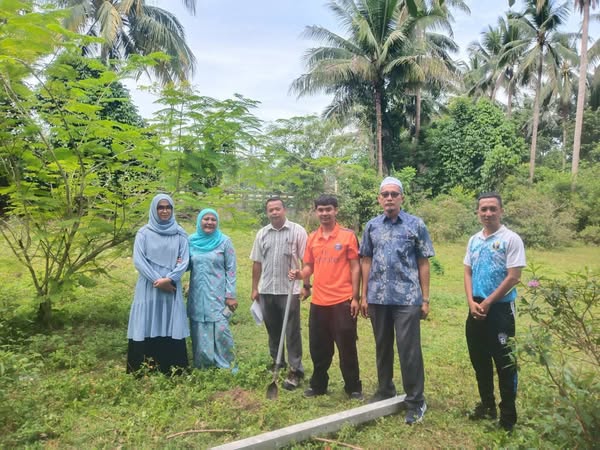 นายอับดุลเลาะ เจ๊ะเลาะ นายกเทศมนตรีตำบลยี่งอ รองนายกฯ สมาชิกสภาฯ หัวหน้าส่วน พนักงานกองช่าง และโต๊ะอีหม่ามมัสยิดยามิอฺ  พร้อมลูกหลานฮายีแอ(พ่อของแบยี) ร่วมลงพื้นที่ เพื่อชี้จุดหลักเขตที่ดินวากัฟให้มัสยิดยามิอฺติดกับกูโบร์ลางายี่งอ