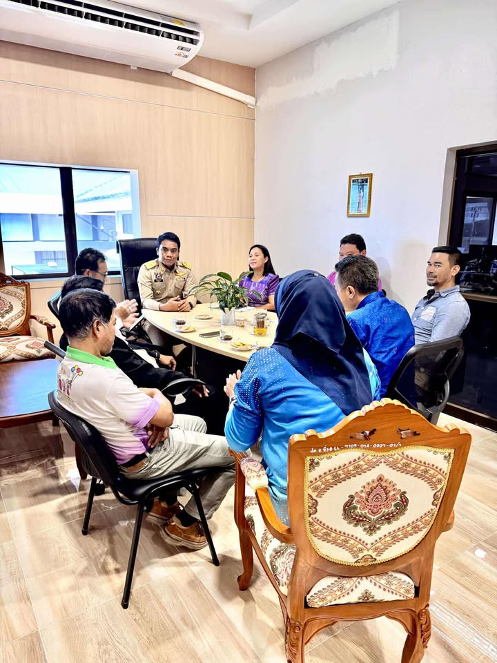 นายอับดุลเลาะ เจ๊ะเลาะ นายกเทศมนตรีตำบลยี่งอและคณะผู้บริหาร ร่วมประชุมหารือ เพื่อแก้ปัญหา เรื่องมิเตอร์ไฟฟ้า ชั่วคราวเปลี่ยนเป็นมิเตอร์ ถาวร