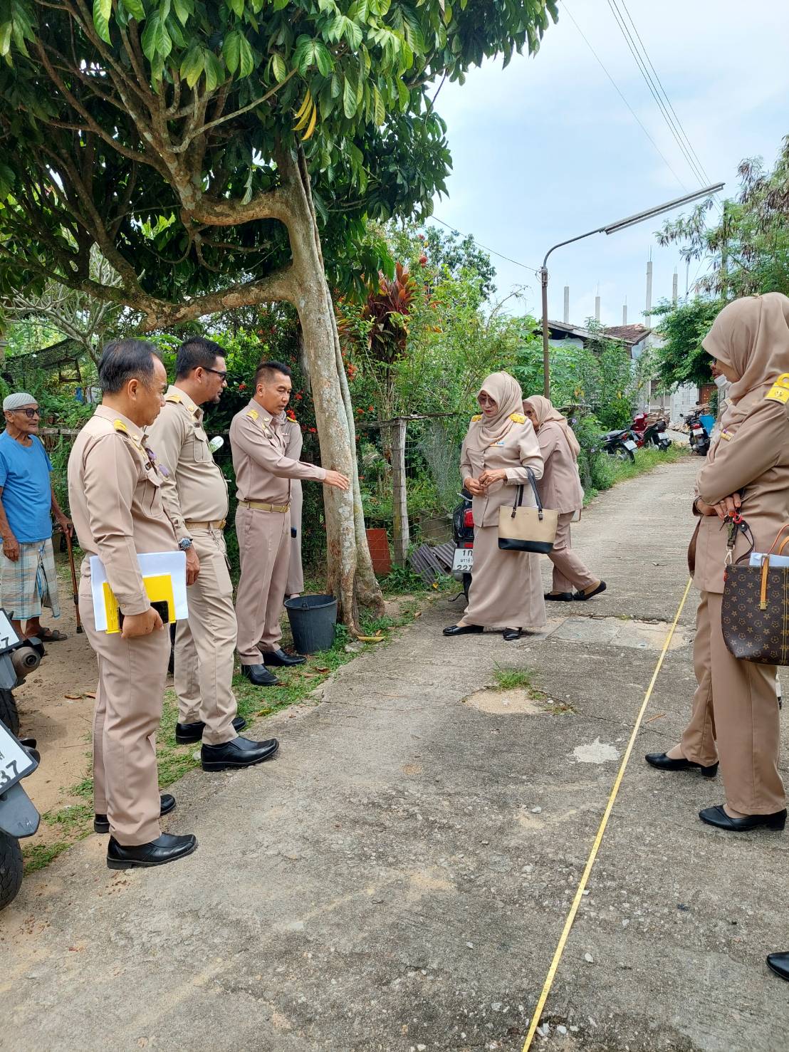 นายอับดุลเลาะ เจ๊ะเลาะ นายกเทศมนตรีตำบลยี่งอ รองนายกฯ คณะผู้บริหาร สมาชิกสภา และเจ้าหน้าที  ได้ลงพื้นที่พบปะชาวบ้านและสำรวจตรอกซอยที่จะสร้างถนนทางเข้าและสำรวจถนนที่สภาพทรุดโทรมจากการใช้งานที่ยาวนานเพื่อปรับปรุงซ่อมแซม พื้นที่ชุมชนบูแมและชุมชนปอเนาะ