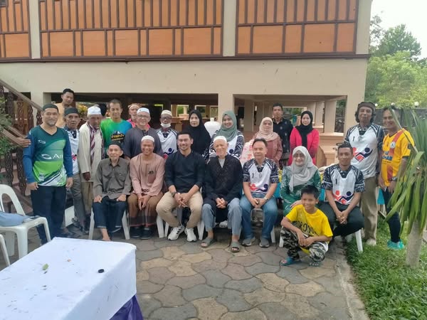 นายอับดุลเลาะ เจ๊ะเลาะ นายกเทศมนตรีตำบลยี่งอ คณะผู้บริหาร และสมาชิกสภาเทศบาลฯ เข้าร่วมเสวนาสภากาแฟชุมชน ภายใต้หัวข้อ “วาระชุมชนยี่งอร่วมใจ ขับเคลื่อนวิถีชุมชน”