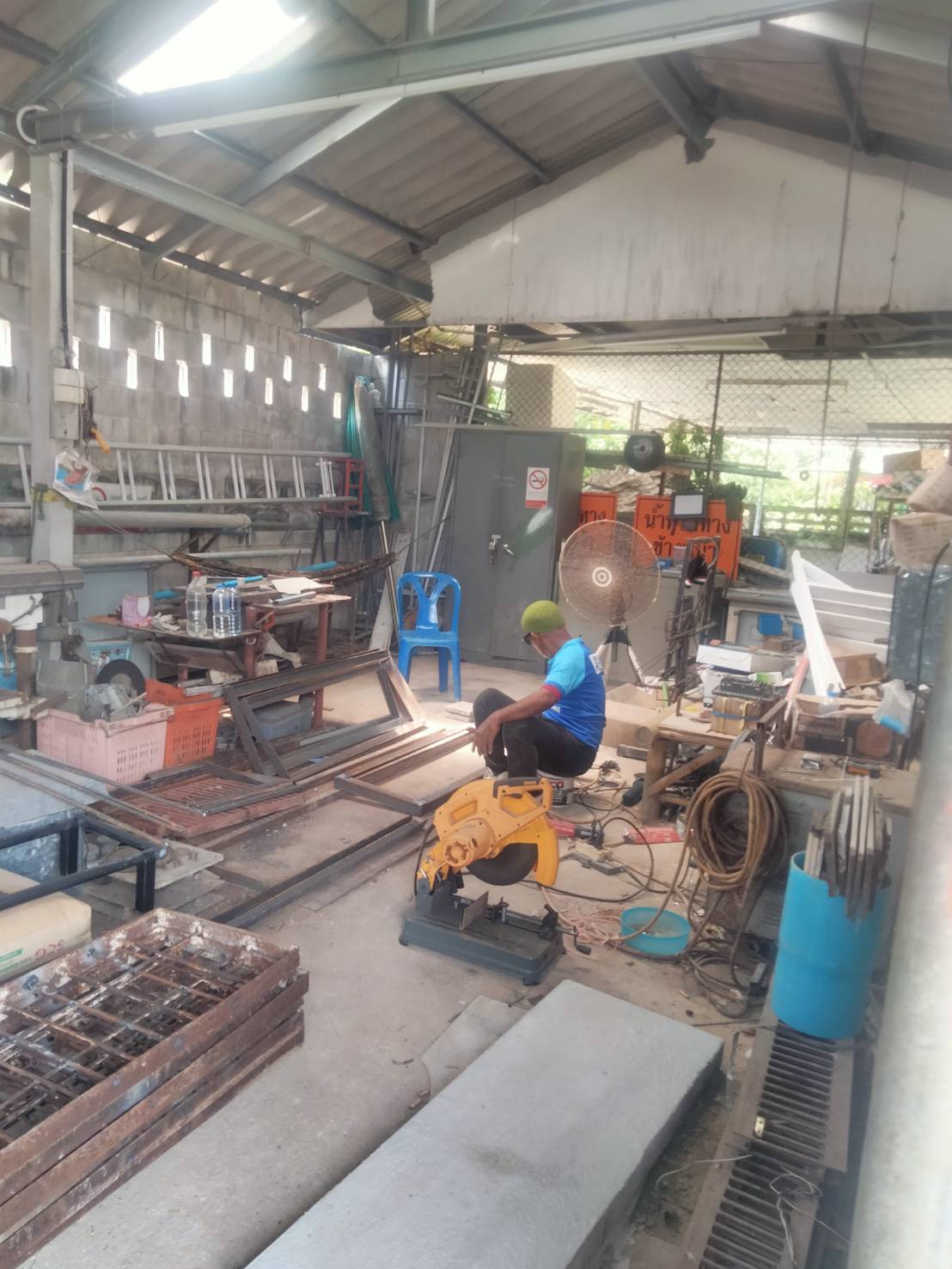 นายอับดุลเลาะ เจ๊ะเลาะ นายกเทศมนตรีตำบลยี่งอ มอบหมายให้ นายดนัย สะดีละ ผอ.กองช่าง ลงพื้นที่สำรวจและซ่อมฝาคู่น้ำที่พังในเขตเทศบาล