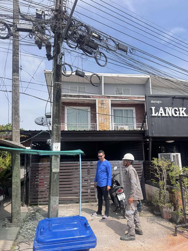 นายอับดุลเลาะ เจ๊ะเลาะ นายกเทศมนตรีตำบลยี่งอ มอบหมายให้ นายดุลอาซิ สือนิ เลขานุการฯ ลงพื้นที่สำรวจ จัดเตรียมพื้นที่ ย้ายแนวเสาไฟ