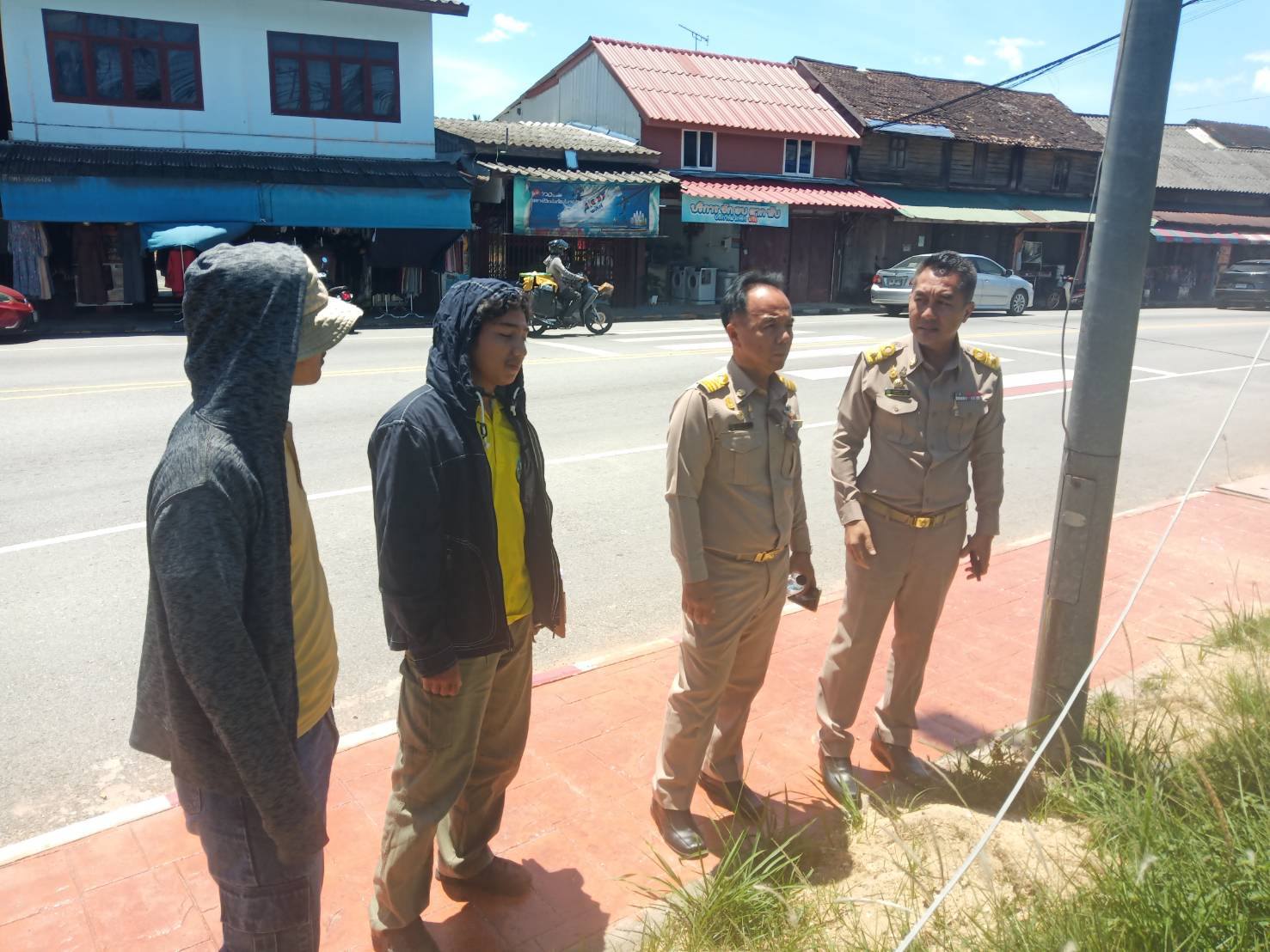 นายอับดุลเลาะ เจ๊ะเลาะ นายกเทศมนตรีตำบลยี่งอ รองนายกฯ และพนักงานกองช่าง ลงพื้นที่บริเวณข้าง สภ ยี่งอ(หลังเก่า)