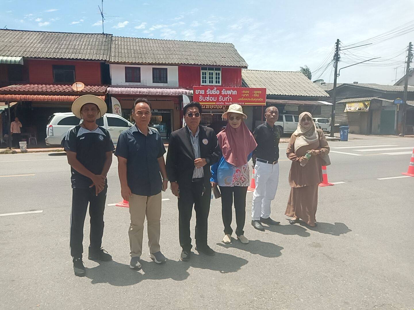 นายอับดุลเลาะ เจ๊ะเลาะมอบหมายให้ นายอรรณพ อดิศัยเผ่าพันธุ์ รองนายกเทศมนตรี คณะผู้บริหาร สมาชิกสภาฯ และพนักงานเทศบาล ซ่อมแซมซุ้มทางเข้ามัสยิดญามิอฺ