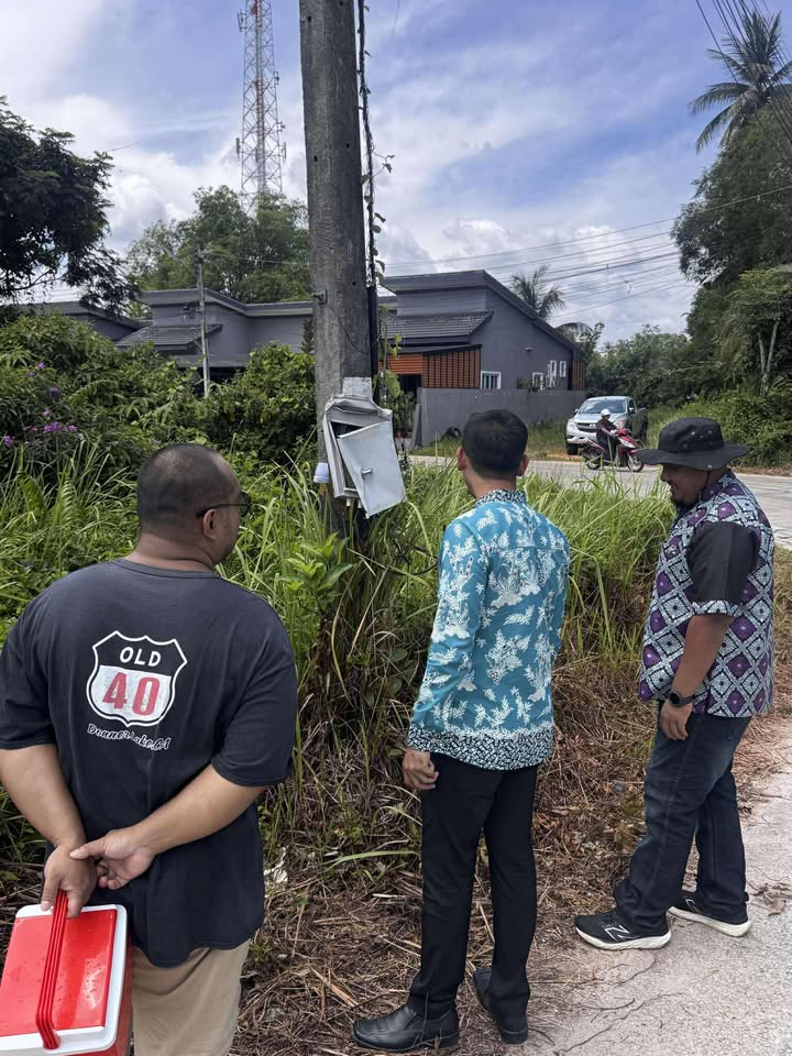 นายอับดุลเลาะ เจ๊ะเลาะ นายกเทศมนตรีตำบลยี่งอ มอบหมายให้ นายดุลอาซิ สือนิ เลขานุการฯ สำรวจตู้ควบคุมไฟฟ้าสาธารณะ บริเวณ ซอย 8