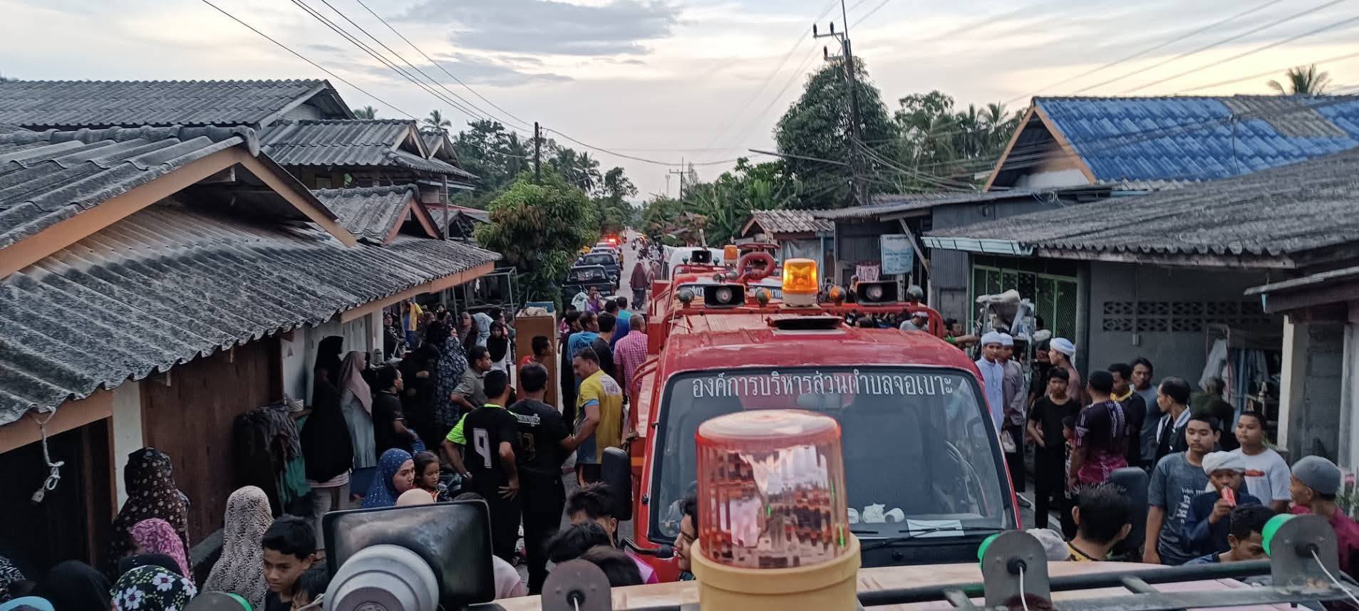 นายกเทศมนตรีตำบลยี่งอ มอบหมายให้ งานป้องกันและบรรเทาสาธารณภัยร่วมช่วยเหลือและสนับสนุนรถดับเพลิงเพื่อช่วยเหลือผู้ประสบภัยในพื้นที่หมู่ที่ 1 บ้านลุโบะบายะตำบลลุโบะบายะ